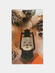 Бежевый новогодний шар со снегом