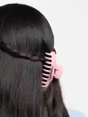 Розовый крабик для волос