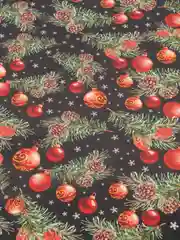 Черный бумага новогодняя упаковочная глянцевая "Шары на ветвях" 70 х 100 см