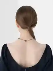 Серебряный чокер из черных бусин.