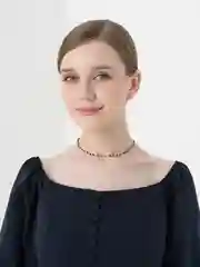 Серебряный чокер из черных бусин.