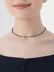 Серебряный чокер из черных бусин.
