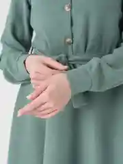 Зелёный хаки платье женское, с длинными рукавами и поясом