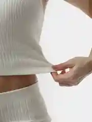 Белый спортивный топ (бра) в рубчик