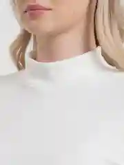 Молочный водолазка женская, в рубчик, белая