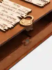 Серебряный ключница настенная с изображением Святых