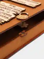 Оливковый ключница настенная с изображением Святых