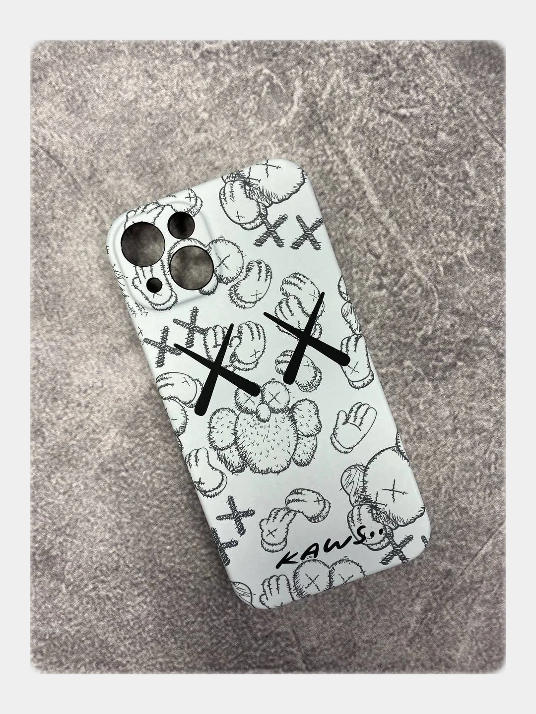 Молочный чехол KAWS для iPhone 14 Pro