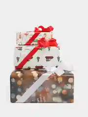 Подарочная коробка с наполнителем и лентой