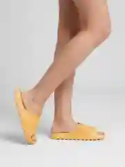 Желтый сланцы женские IZI, размеры 36-41
