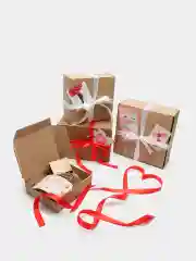 Подарочная коробка с наполнителем и лентой
