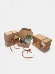 Подарочная коробка с наполнителем и лентой