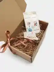 Подарочная коробка с наполнителем и лентой