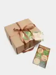 Подарочная коробка с наполнителем и лентой
