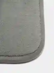 Серый коврик для ванной комнаты