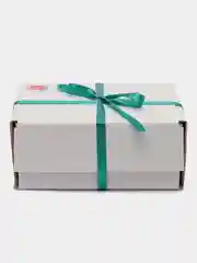 Вишнёвый новогодний набор для женщин: кружка, носки