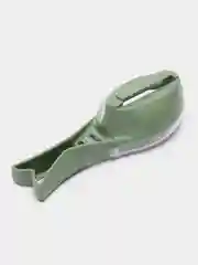 Зеленый рыбочистка с контейнером для чешуи