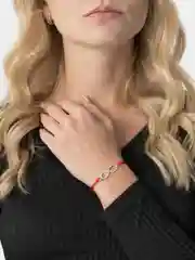 Бежевый меланж браслет, красная нить