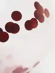 Красный воздушный шар, с конфетти