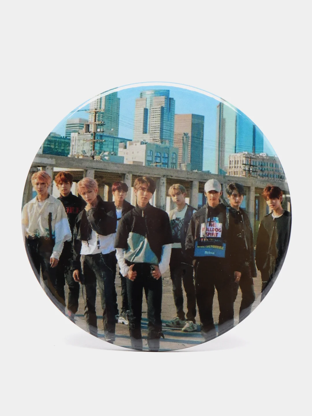 Алый значок K-pop, группа Stray Kids