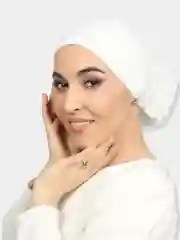 Белый шапочка под платок с объемом, на завязках