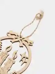 Красный новогодние елочные игрушки из дерева
