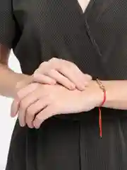 Серый браслет, красная нить