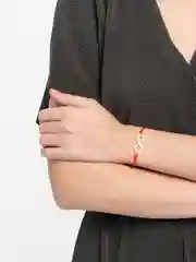 Серый браслет, красная нить
