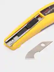 Желтый канцелярский нож для пластика и оргстекла со сменными лезвиями