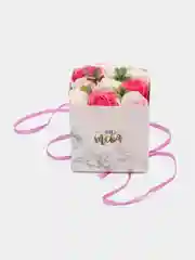 Розовый букет цветов из мыла, розы вспененные
