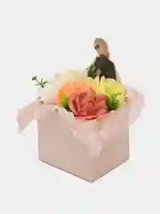 Бежевый букет цветов из мыла, розы вспененные