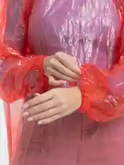 Красный дождевик-пончо с капюшоном