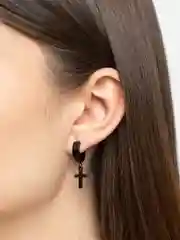Черный серьга с подвеской "Крест"