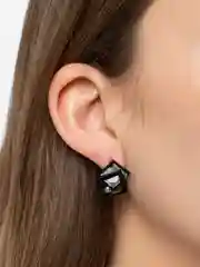 Черные квадратные серьги с камнем