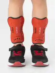 Красный щитки футбольные, детские