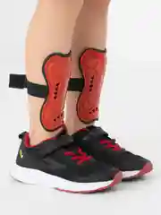 Красный щитки футбольные, детские