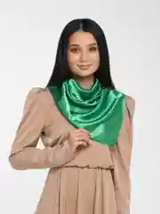 Зеленый платок на голову женский