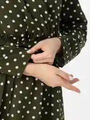 Зелёный хаки платье женское длинное на запах в горох