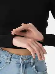 Черный топ с длинным рукавом, в рубчик