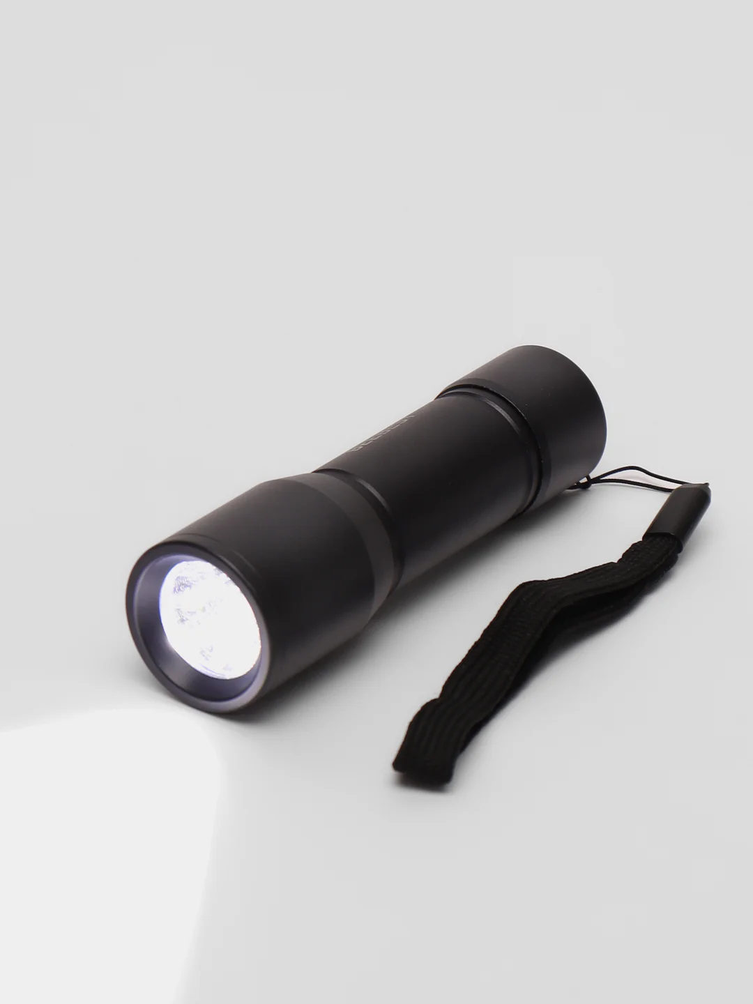 Черный фонарик Xiaomi Beebest Portable Flashlight ZIM F1