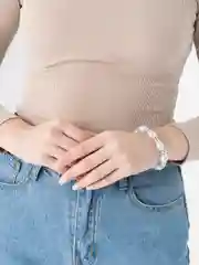 Белый женский браслет из бусин