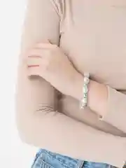 Белый женский браслет из бусин