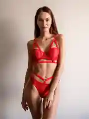 Красный комплект нижнего белья для женщин