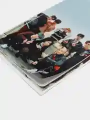 Бордовый наклейка на банковскую карту stray kids