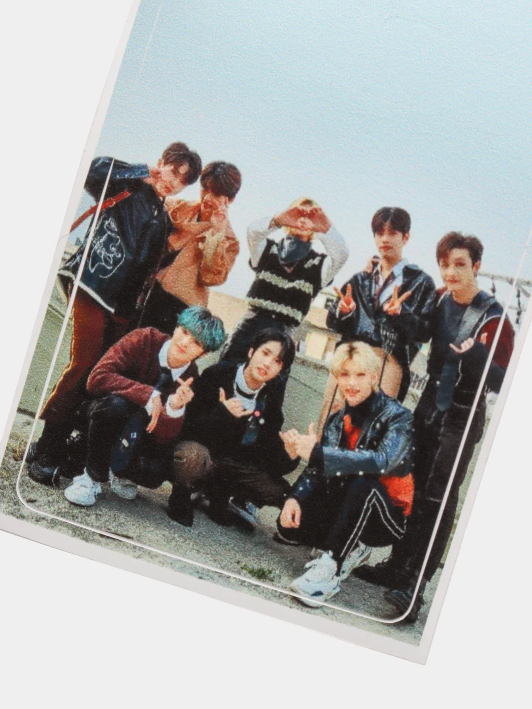Бордовый наклейка на банковскую карту stray kids