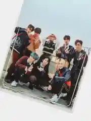Бордовый наклейка на банковскую карту stray kids