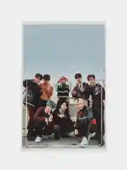 Бордовый наклейка на банковскую карту stray kids