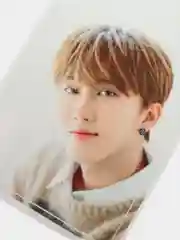 Белый наклейка на банковскую карту stray kids