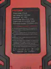 Красный автомобильное зарядное устройство на 12-24V