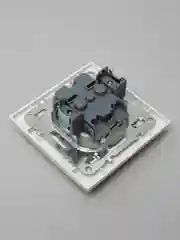 Белый розетка 1-местная с с/з крышкой, 220В,16А с защитной шторкой  STEKKER PST16-9012